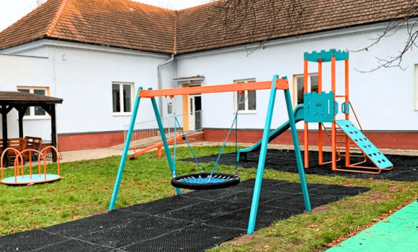 Detské ihrisko pred tehlovým domom