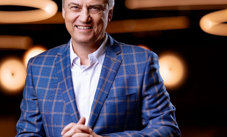 Muž v modrom károvanom obleku